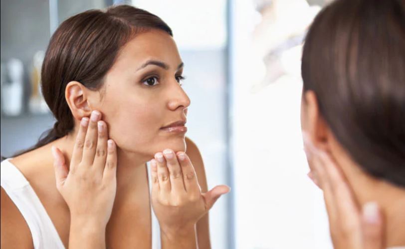 8 façons simples de se débarrasser naturellement des rides sur le visage