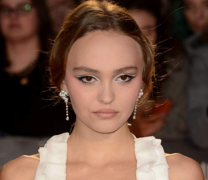 Yeux stars Lily-Rose Depp